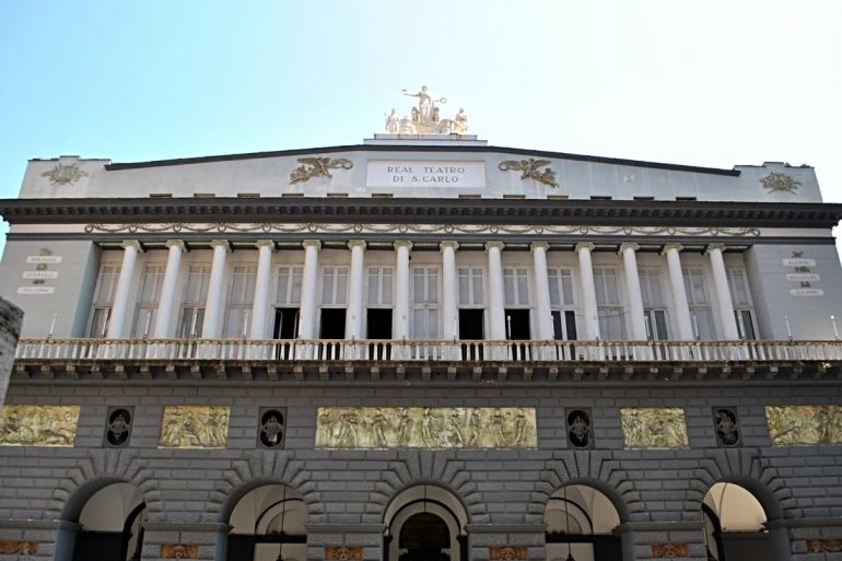 Napoli, completo il restauro della facciata del Teatro San Carlo Napoli, completo il restauro della facciata del Teatro San Carlo