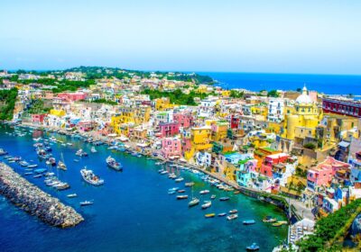 Procida, paradiso di vicoli e mare, aspetta i suoi turisti!