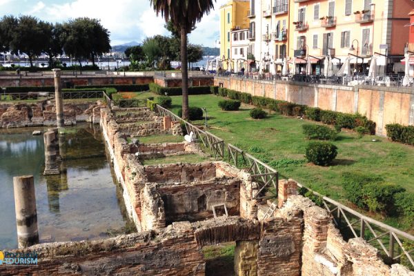 Dall’Arena dei Gladiatori alle Porte degli Inferi: Il Fascino di Pozzuoli e dei Laghi Flegrei