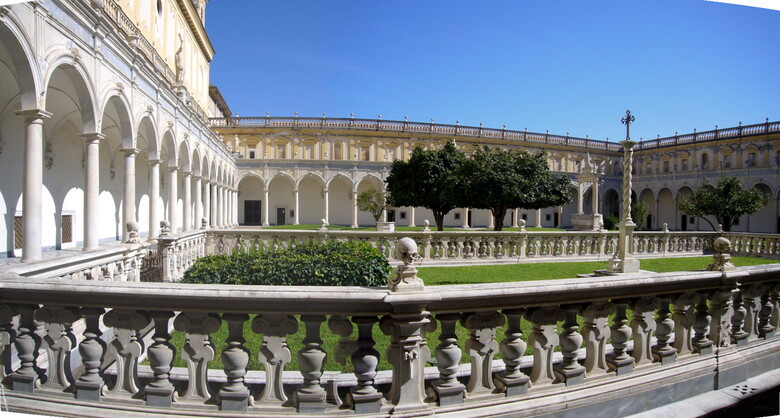 napoli: la collina del vomero e la città bassa