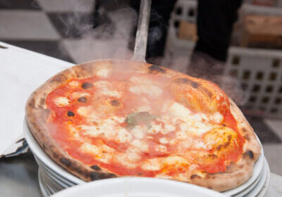 Impariamo a fare la pizza napoletana. Un itinerario ad hoc sulla pizza.