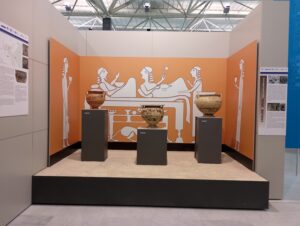 Scopri la straordinaria Tomba a Cubo di Pontecagnano: un raro tesoro etrusco con affascinanti decorazioni di cavalieri e sirene dipinti.